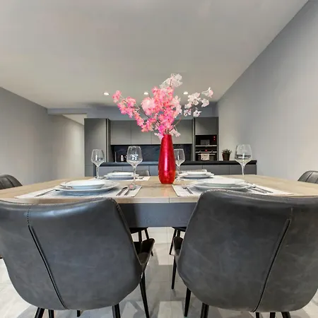 Stunning City-center 3br Lejlighed *