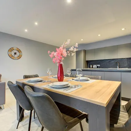 Stunning City-center 3br Lejlighed