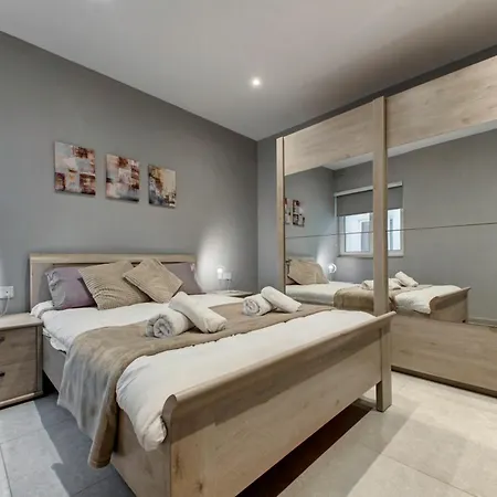 Stunning City-center 3br Apartment *