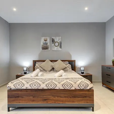 Stunning City-center 3br Lejlighed